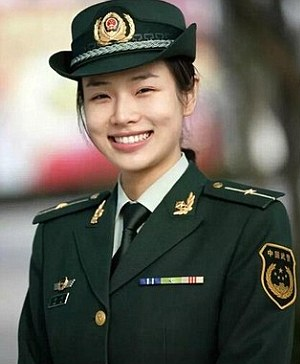 Check Out The Female Chinese Bodyguard That Becomes An Internet Sensation - World Of Buzz 4