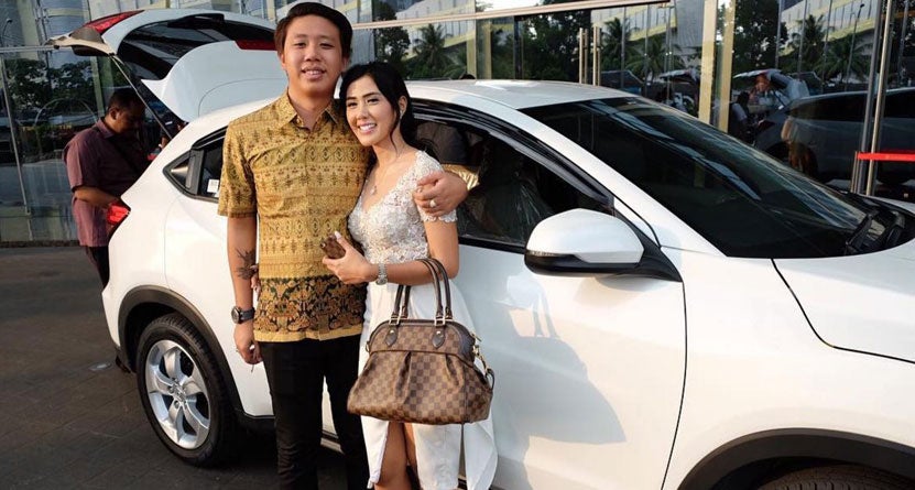 Indonesian Man Meets Woman On Tinder, Gets Married In A Week - World Of Buzz