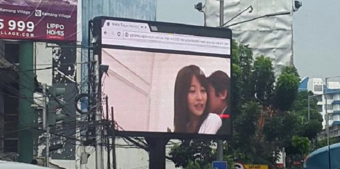 Japanese Porn Broadcasted On Jakarta Led Video Screen Causes Massive Traffic Jam - World Of Buzz 5