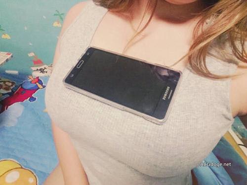 Ladies All Over Asia Are Placing Their Smartphones On Their Chests In New Bizarre Trend - World Of Buzz 1