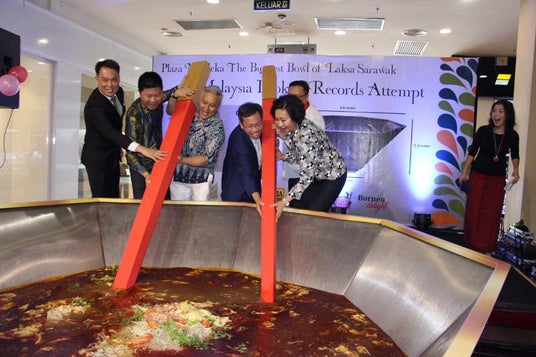 Malaysia Set Record For &Quot;Biggest Laksa&Quot;, Throws Away The Whole Thing - World Of Buzz 1