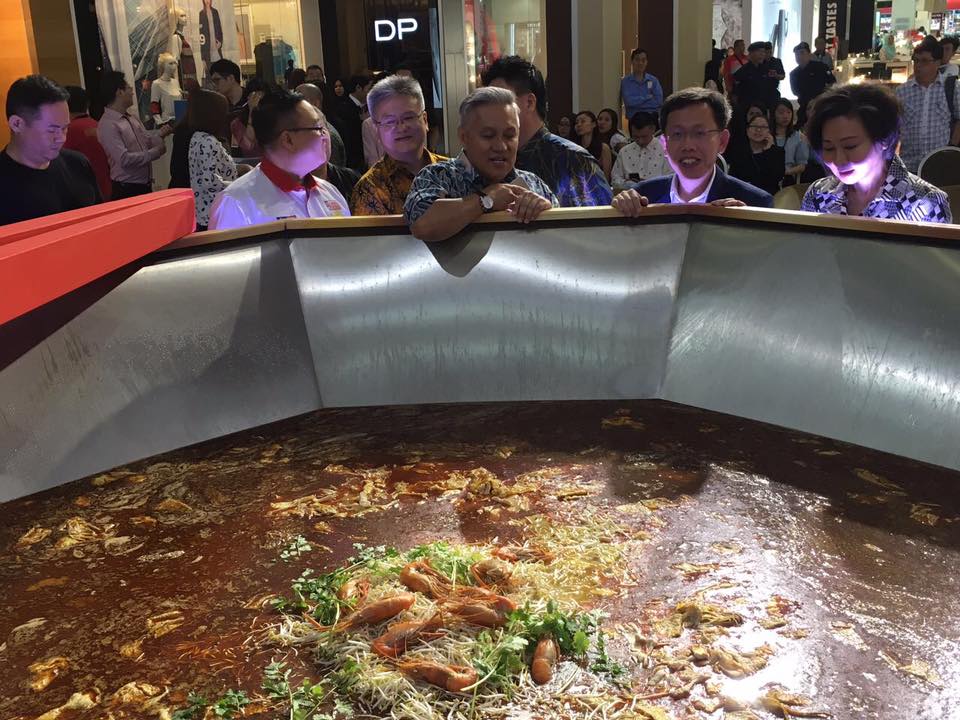 Malaysia Set Record For &Quot;Biggest Laksa&Quot;, Throws Away The Whole Thing - World Of Buzz 4