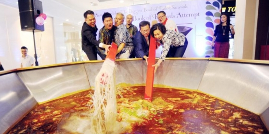 Malaysia Set Record For &Quot;Biggest Laksa&Quot;, Throws Away The Whole Thing - World Of Buzz