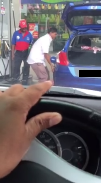 Malaysian Male Looks Like He's Humping His Car But He's Actually... - World Of Buzz 1
