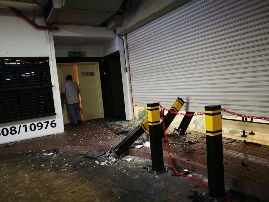 Man Accidentally Crashes His Bentley Into Food Court In Bukit Damansara - World Of Buzz 5