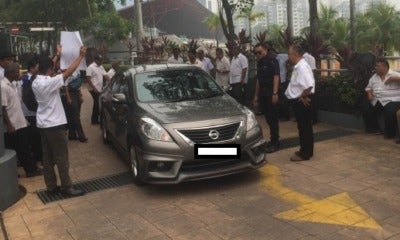 Penang Airport Limo Drivers Block Uber Driver And Tries To Steal His Passengers! - World Of Buzz