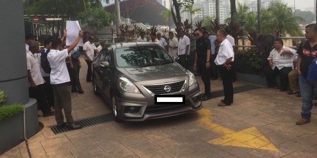 Penang Airport Limo Drivers Block Uber Driver And Tries To Steal His Passengers! - World Of Buzz