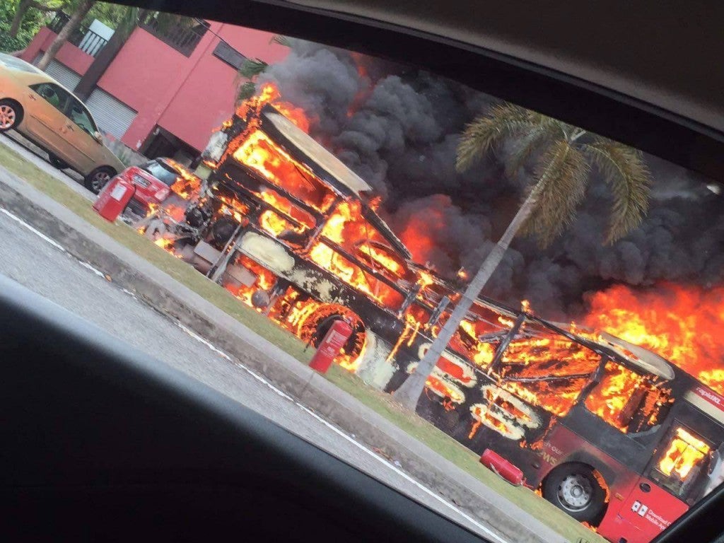 Rapid Kl Bus Horrifyingly Engulfed In Flames In Wangsa Maju - World Of Buzz 3