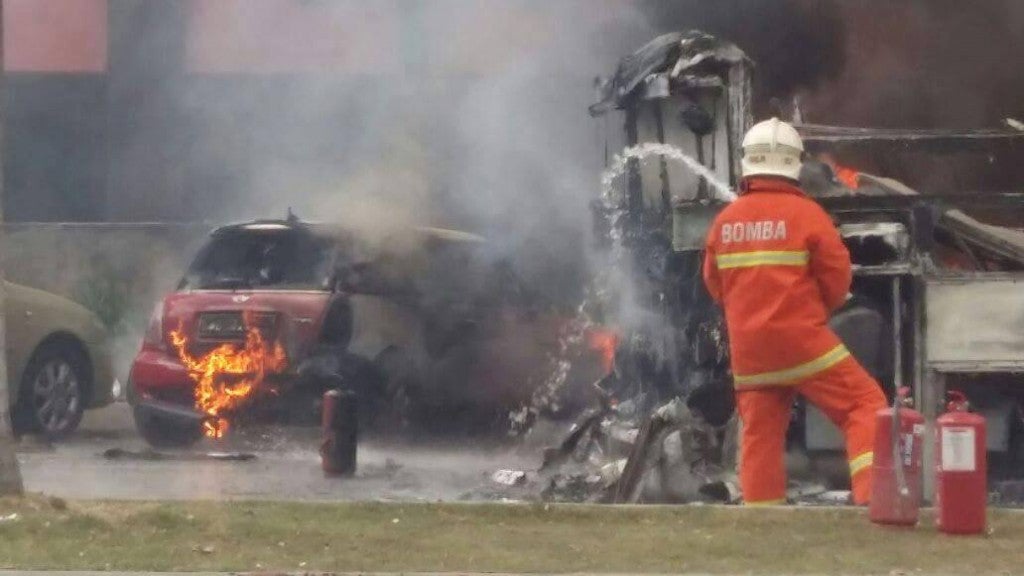 Rapid Kl Bus Horrifyingly Engulfed In Flames In Wangsa Maju - World Of Buzz 5