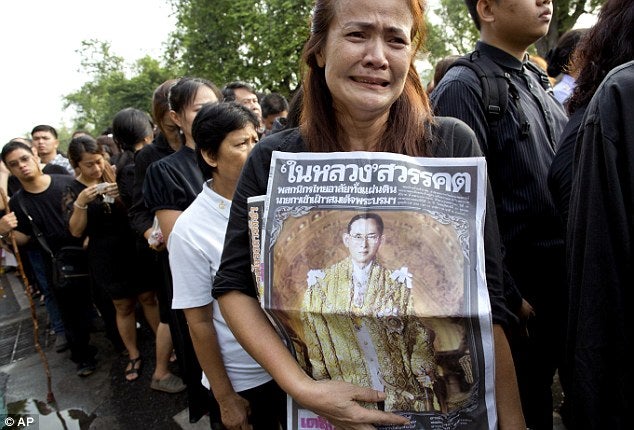 Rude Tourists Complained That Death Of Thai King Has Ruined Their Holiday - World Of Buzz