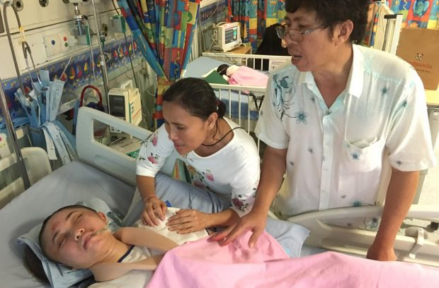 Thai Girl Fighting For Her Life In Singapore Hospital, Father In Debt To Pay For Her Bills - World Of Buzz 1