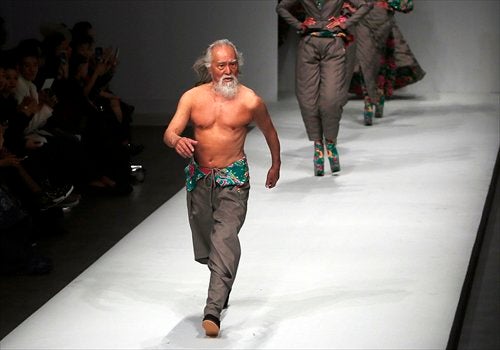 This 80 Year Old Man From China Is A Freaking Runway Model! - World Of Buzz 2