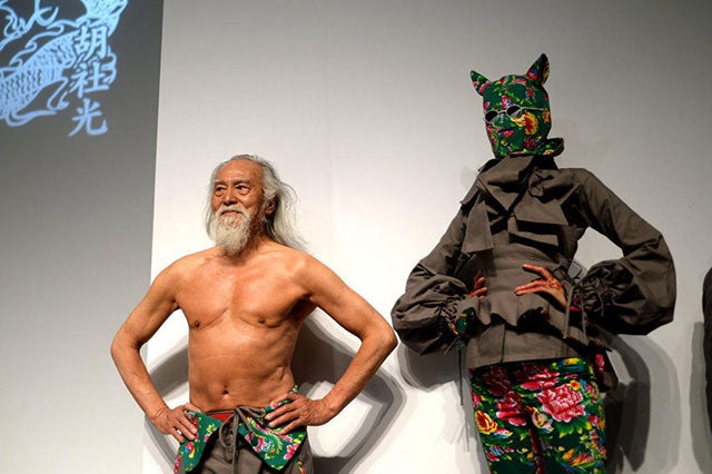 This 80 Year Old Man From China Is A Freaking Runway Model! - World Of Buzz 5