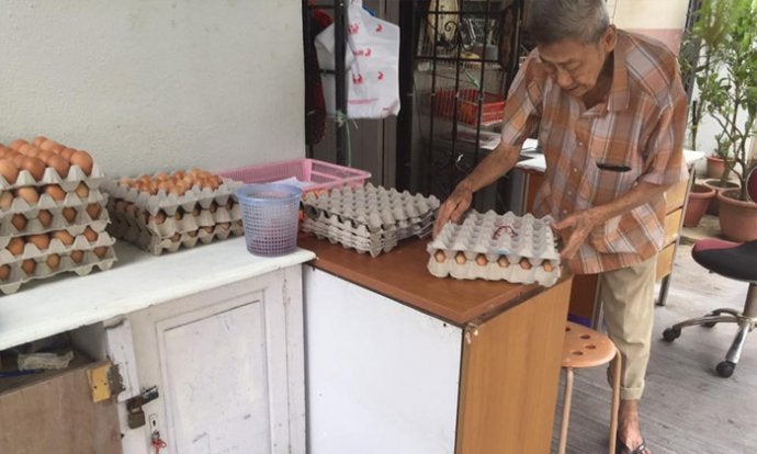This Singaporean Uncle Is Selling Eggs At Bukit Batok For Just RM0.30 A Pop. - World Of Buzz 4