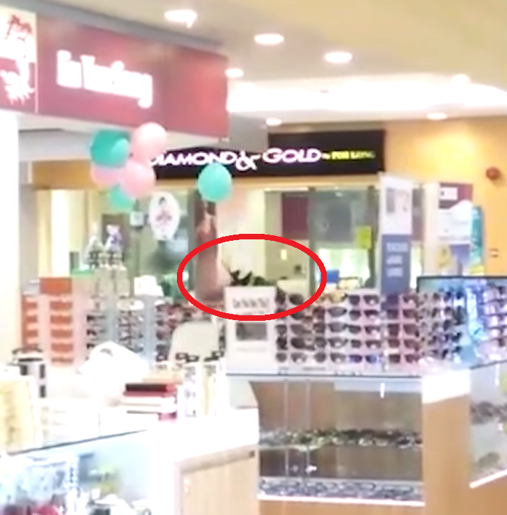 6 Robbers Empties Puchong Jewelry Store In Broad Daylight - World Of Buzz 2