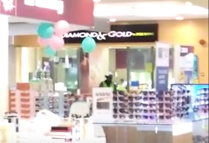 6 Robbers Empties Puchong Jewelry Store In Broad Daylight - World Of Buzz 4