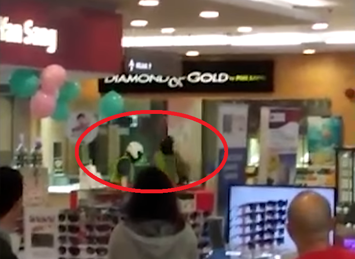6 Robbers Empties Puchong Jewelry Store In Broad Daylight - World Of Buzz 5