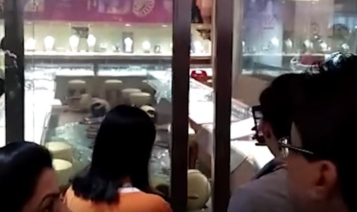 6 Robbers Empties Puchong Jewelry Store In Broad Daylight - World Of Buzz 6