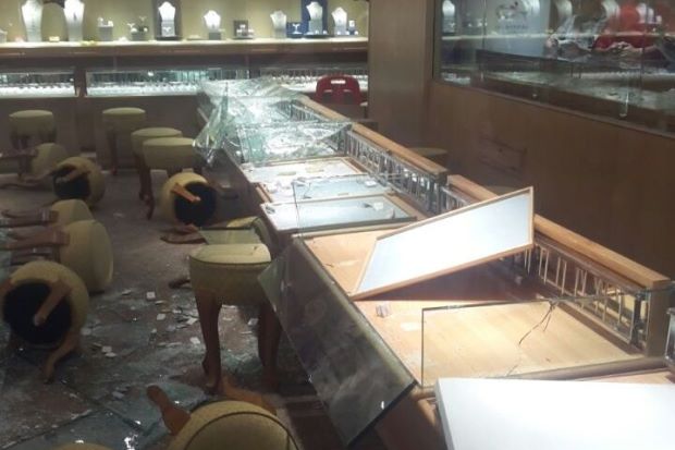 6 Robbers Empties Puchong Jewelry Store In Broad Daylight - World Of Buzz 7