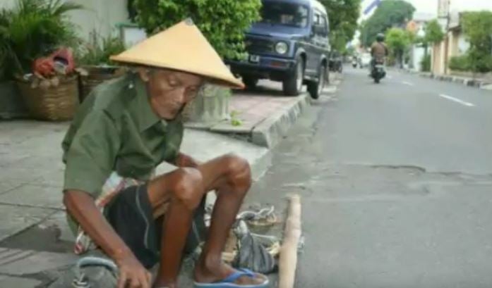 95-Year-Old Man Walks Over Astonishing 40km Everyday For Work - World Of Buzz 1
