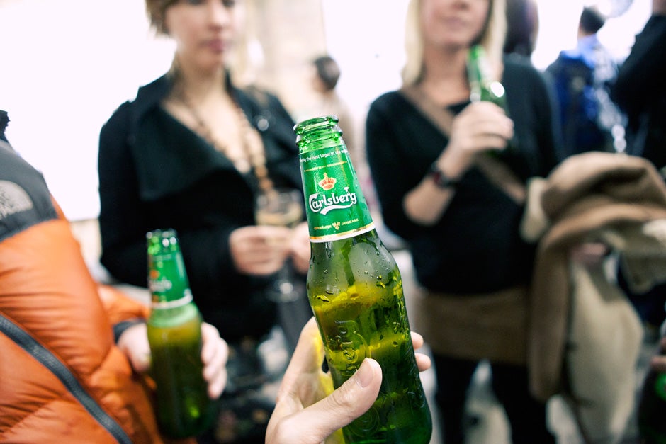 Best Job In The World: Rm62,000 To Drink Carlsberg Beers For 4 Hours In Singapore - World Of Buzz