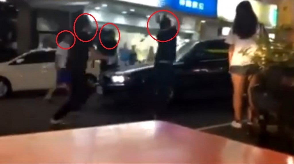 BMW 7-Series And Toyota Altis Get Into A HUGE Fight On The Streets Of Taiwan. - World Of Buzz 1