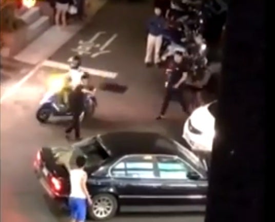 BMW 7-Series And Toyota Altis Get Into A HUGE Fight On The Streets Of Taiwan. - World Of Buzz 4