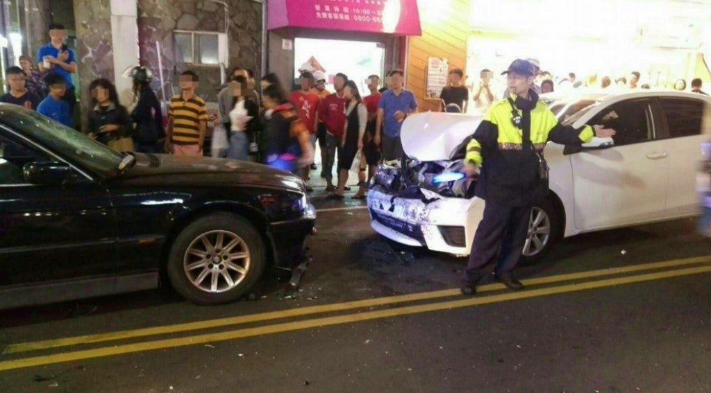 BMW 7-Series And Toyota Altis Get Into A HUGE Fight On The Streets Of Taiwan. - World Of Buzz 8