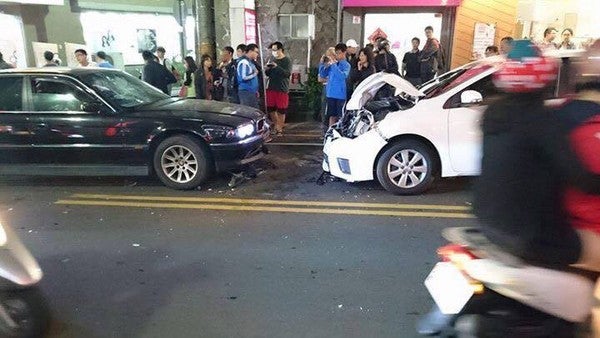 BMW 7-Series And Toyota Altis Get Into A HUGE Fight On The Streets Of Taiwan. - World Of Buzz
