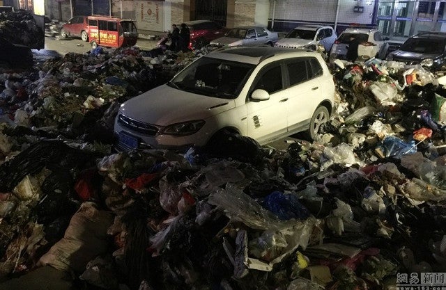 Chinese Man Came Back To His Car To Find It Buried Under 10,000kg Of Rubbish In A Case Of Karma. - World Of Buzz 2