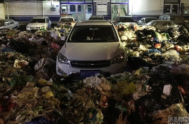 Chinese Man Came Back To His Car To Find It Buried Under 10,000kg Of Rubbish In A Case Of Karma. - World Of Buzz 3