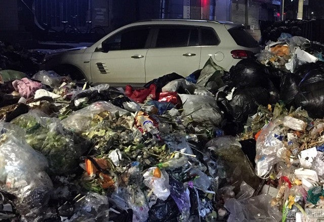 Chinese Man Came Back To His Car To Find It Buried Under 10,000kg Of Rubbish In A Case Of Karma. - World Of Buzz 5