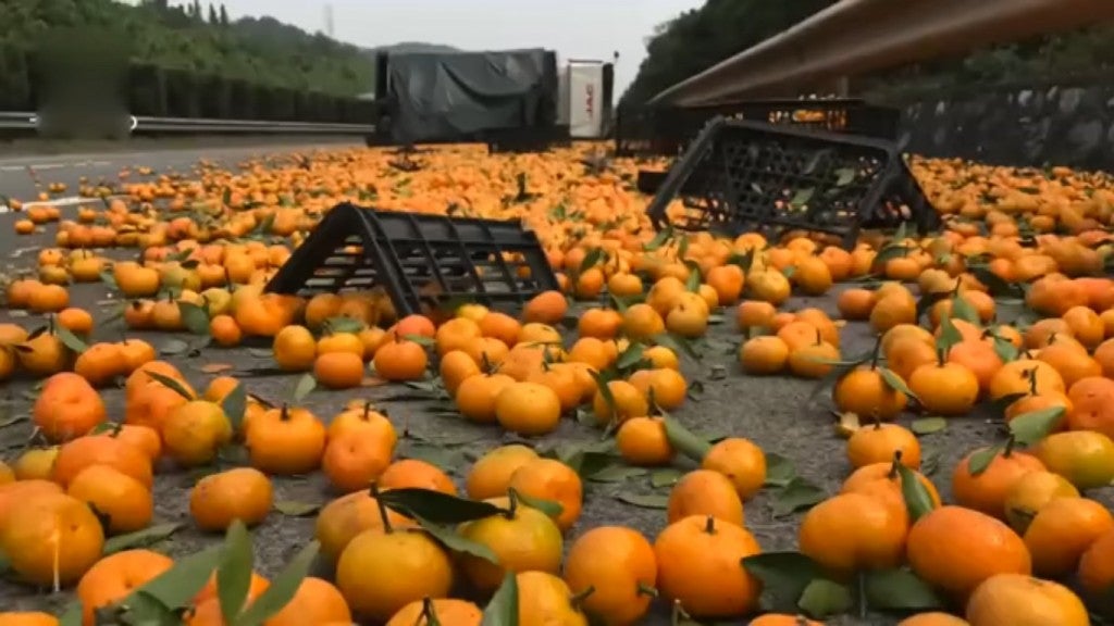 Chinese Man Cries As Villagers Steal His Oranges After His Lorry Overturned. - World Of Buzz