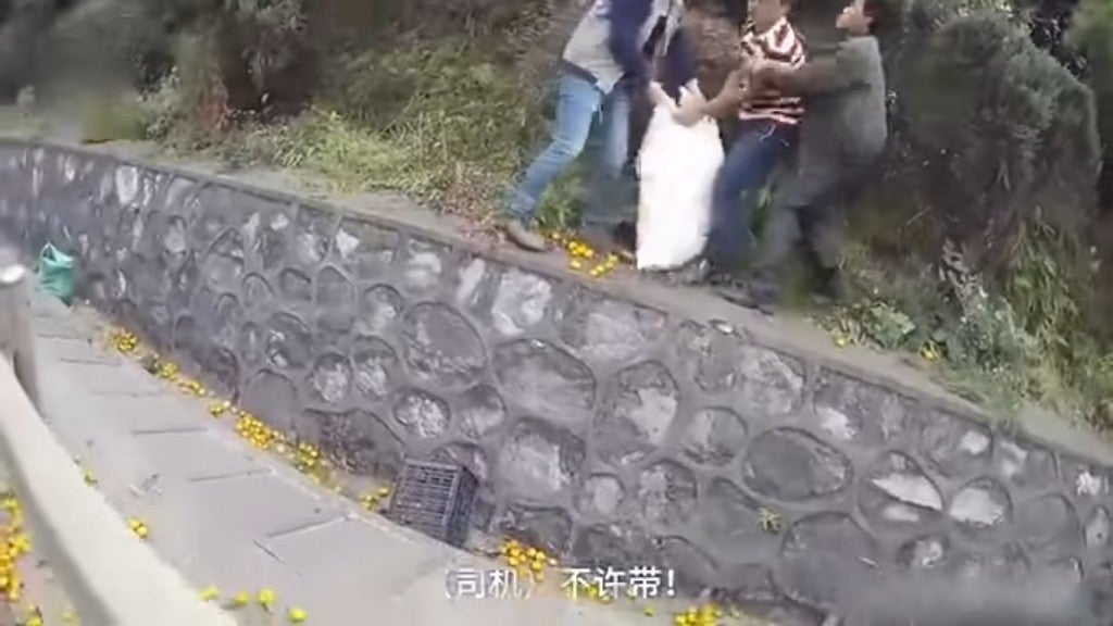 Chinese Man Cries As Villagers Steal His Oranges After His Lorry Overturned. - World Of Buzz 1