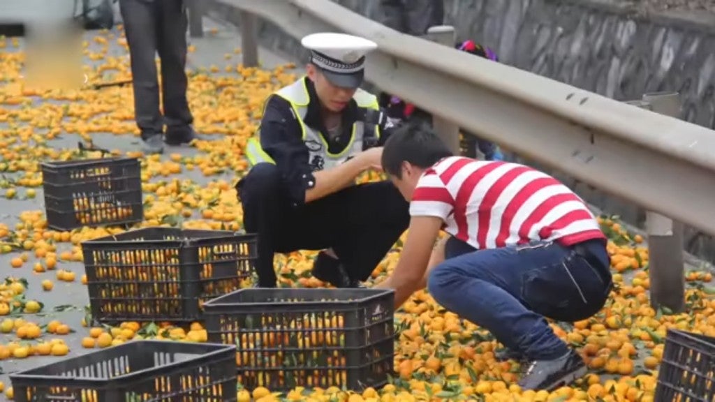Chinese Man Cries As Villagers Steal His Oranges After His Lorry Overturned. - World Of Buzz 4