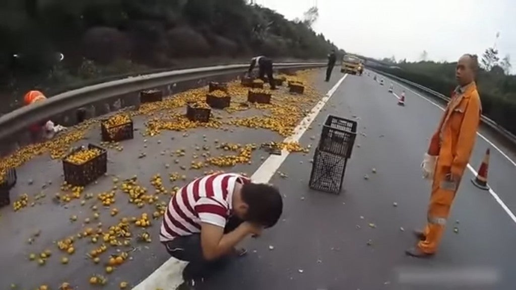 Chinese Man Cries As Villagers Steal His Oranges After His Lorry Overturned. - World Of Buzz 5