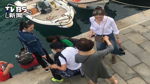 Chinese Tourists Caught Stealing Marine Animals From A Sleepy Fishing Village - World Of Buzz 4