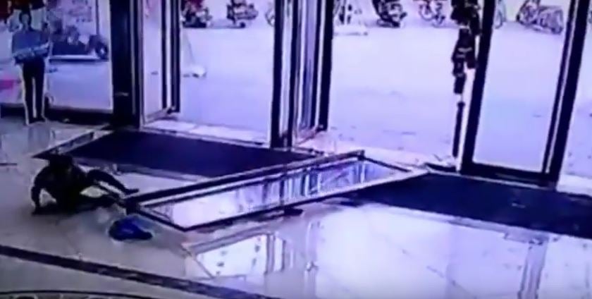 Gigantic Glass Door Falls Off And Smashes On Toddler In China - World Of Buzz 2