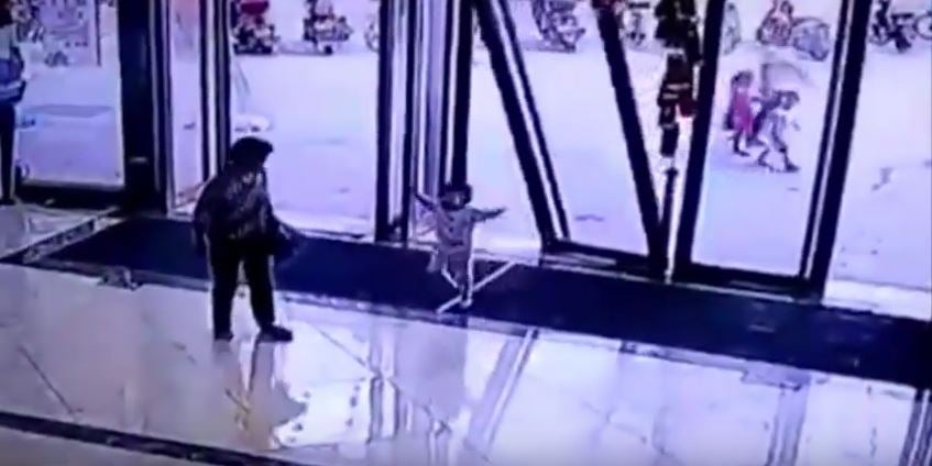 Gigantic Glass Door Falls Off And Smashes On Toddler In China - World Of Buzz 3