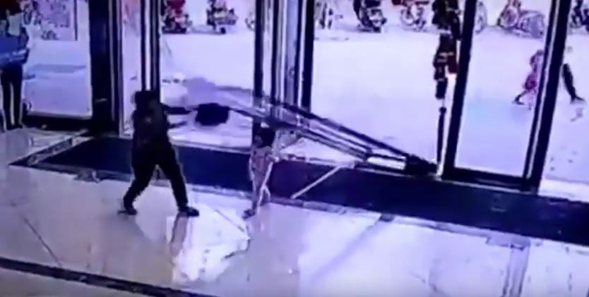 Gigantic Glass Door Falls Off And Smashes On Toddler In China - World Of Buzz 4