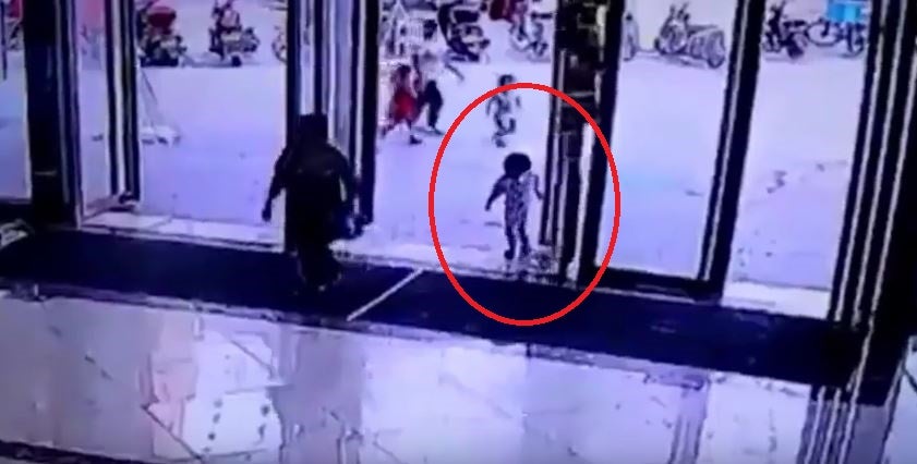 Gigantic Glass Door Falls Off And Smashes On Toddler In China - World Of Buzz 5