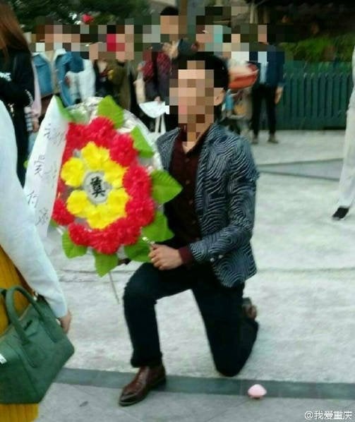 Guy gets Rejected as he Proposes with Funeral Flowers - World Of Buzz 6