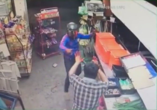 Hero Shopkeeper Defends Local Sundry Shop From Two Robbers With Machetes - World Of Buzz 4