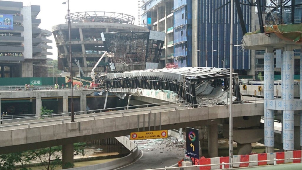 KL Eco Bridge Collapsed Injuring Several People - World Of Buzz 5