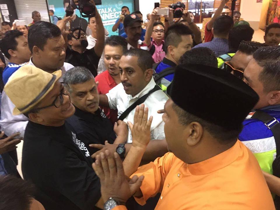 Malaysian Cartoonist Zunar ATTACKED And ARRESTED For "Insulting" Najib - World Of Buzz 2