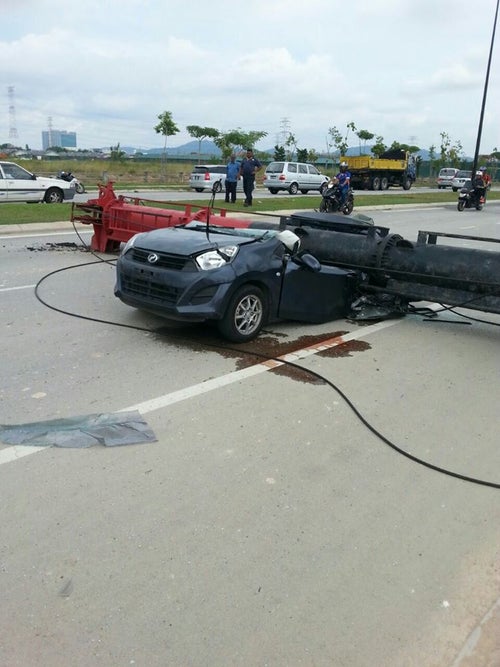 Malaysian Man And Woman Die After Construction Pile Driver Crushed Their Car - World Of Buzz 1
