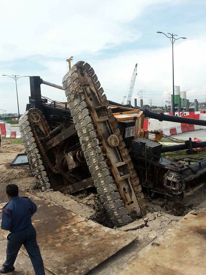Malaysian Man And Woman Die After Construction Pile Driver Crushed Their Car - World Of Buzz 8