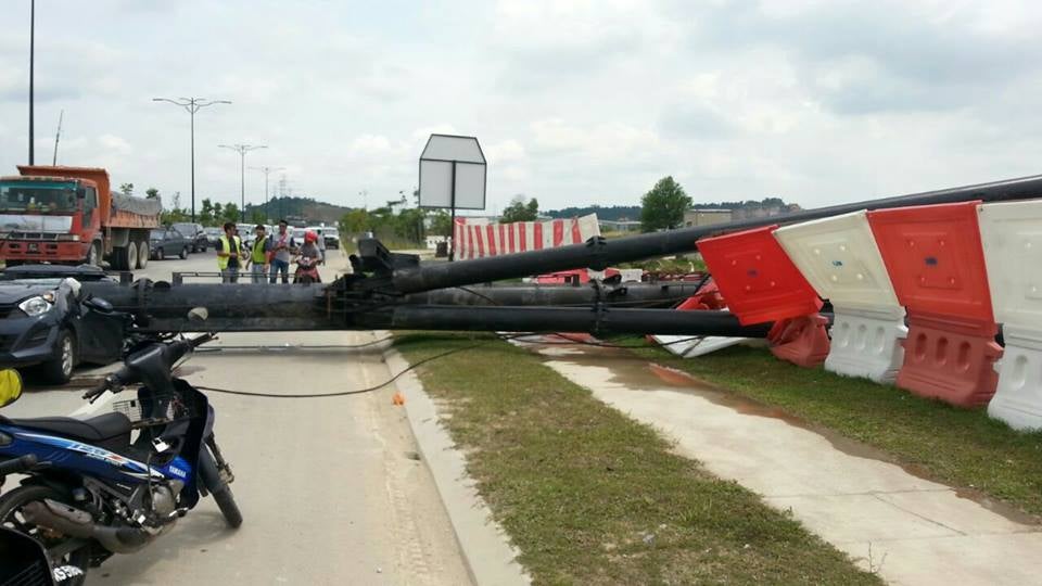Malaysian Man And Woman Die After Construction Pile Driver Crushed Their Car - World Of Buzz