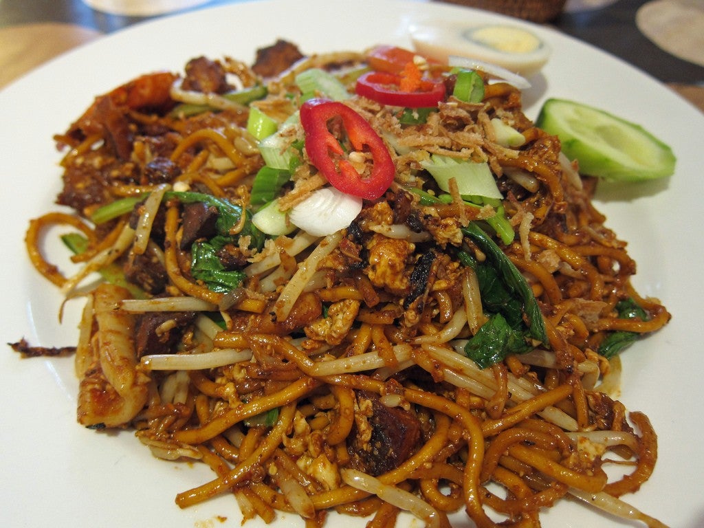 Malaysian Man Finds A Rotten Tooth In His Mee Goreng But The Manager Did This... - World Of Buzz 2