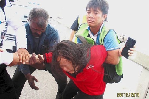 Malaysian Tow Truck Runner Saves 10 People From Committing Suicide - World Of Buzz 3